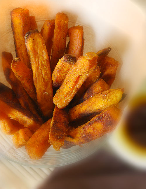When we make a batch of these spiced yam fries, Papa Bear, Mama Bear and the Little Bears dig in. We serve them with hamburgers and salad for a simple weeknight meal.