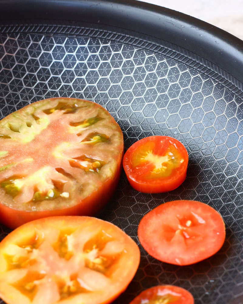 The Black Cube™ Fry Pan is perfect for frying eggs and tomatoes.