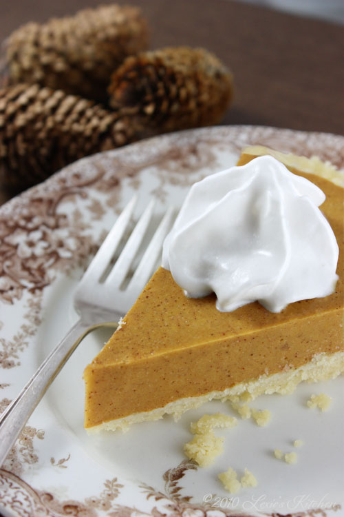 Dairy and egg allergy friends, pumpkin pie is back on the Thanksgiving table thanks to this no-bake gluten-free vegan pumpkin pie filling.
