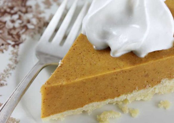 Dairy and egg allergy friends, pumpkin pie is back on the Thanksgiving table thanks to this no-bake gluten-free vegan pumpkin pie filling.